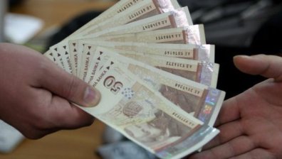 Вдигат заплатите на дипломатите ни с до 30%