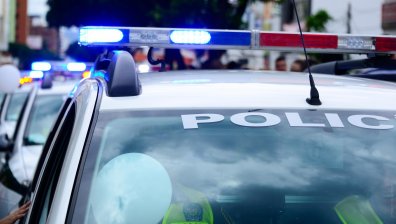 Мъж нападна с нож жена и дете в училище в Германия