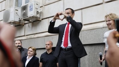 Стотици посрещнаха с аплодисменти Васил Терзиев пред Столичната община