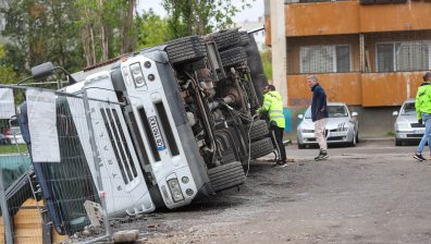 Камион с кран се преобърна в изкоп в столичен квартал (+СНИМКИ)
