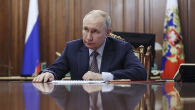 Путин си организира денонощен щаб за изборите, съпартийци и доброволци ще спят в него