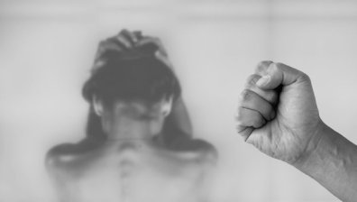 13-годишна засне шокиращо видео, докато баща ѝ бие жестоко майка ѝ