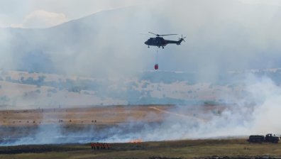 Два военни хеликоптера гасят голям пожар край Котел