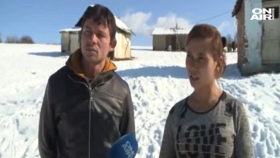 Разпитаха бащата на 2-годишното, заснето с бирена бутилка в ръка