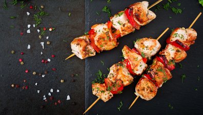 Рецепта за пилешки шишчета с лимон, хрупкави картофи и фета
