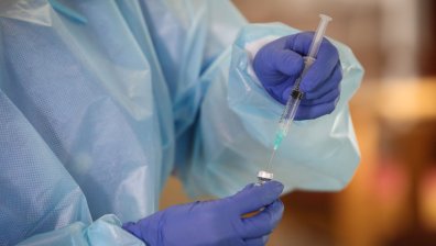 Разследват неприоритетно ваксиниране на монахини във Виена