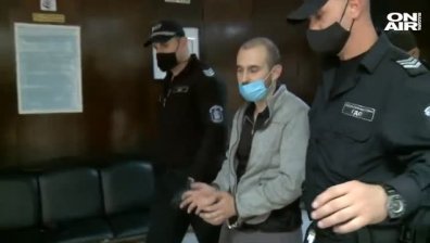 Мъжът, обвинен, че е убил родителите си: Антибиотици замъглиха съзнанието ми
