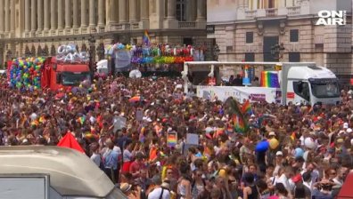 Стотици хиляди на гей парад в Париж