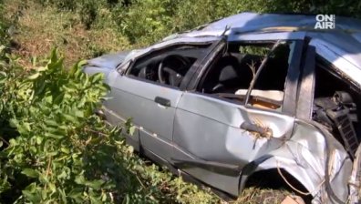 Кола се заби челно в билборд, 15-годишно дете е пострадало