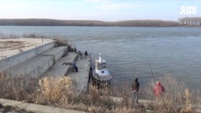 Два кораба заседнаха край Русе заради ниското ниво на Дунав