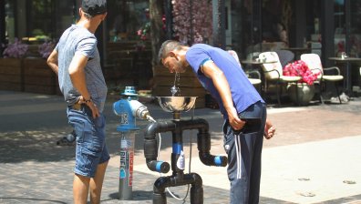 "Водни човеци" утоляват жаждата на столичани в жегата	