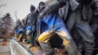 Графити покриха паметника "Братска могила" в Борисовата градина