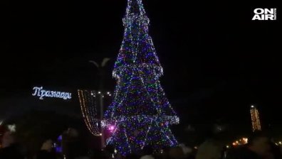 Запалиха светлините на коледната елха в Бургас