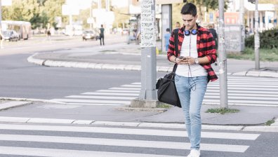 Важно за пешеходците: Глобяват ли, ако държим телефона, но не говорим като пресичаме