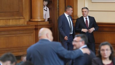 Карадайъ поиска: Вместо да изпраща SMS-и до чираците си, Слави Трифонов да дойде в НС