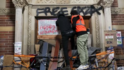 Нараства напрежението в Калифорнийския университет, полицията с опит да махне барикадите
