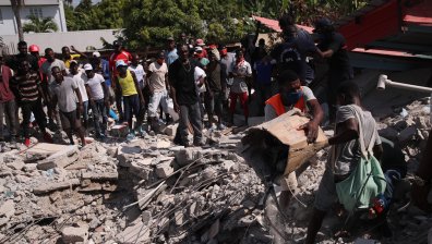 Близо 1300 са вече жертвите на опустошителното земетресение в Хаити (ВИДЕО)