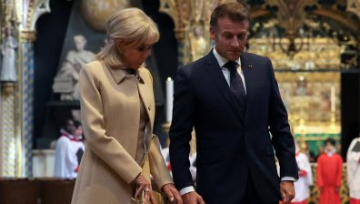 Тя гледа телефона, той ръката ѝ - Макрон отново в сянката на Брижит (+ВИДЕО)