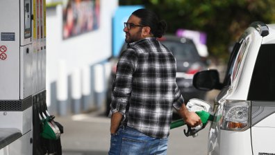 Цената на петрола бележи най-голям ръст от седмица насам