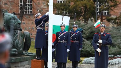 С трепет и цвете в ръка: Столичани склониха глава пред подвига на опълченците