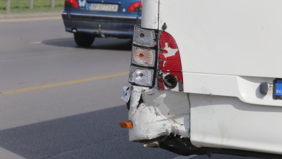 Лека кола засече пътнически автобус и причини верижна катастрофа
