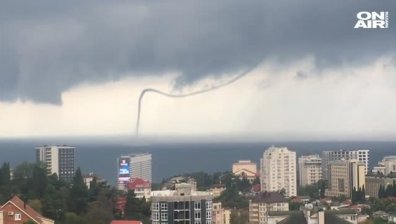 Торнадо над Черно море изуми летуващите в Сочи