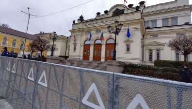 Протестиращи канят депутати да пазаруват от "магазин на работещите бедни"