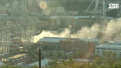 На фона на срутилия се виадукт - пламна бизнес сграда край Генуа