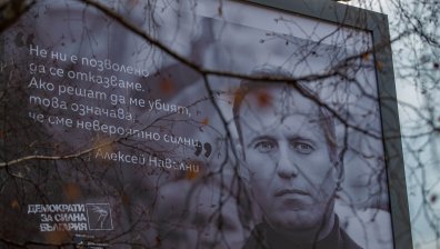 ДСБ постави билбордове с Навални до руското посолство