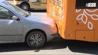 6 коли останаха между 2 автобуса при верижна катастрофа в София