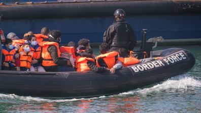 Италианските власти вадят трупове от лодка с мигранти, сред тях и бременна жена