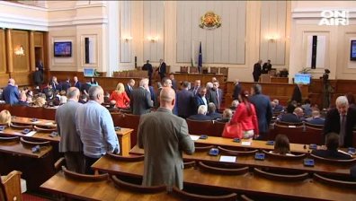 Дебатите по третия вот на недоверие започнаха... Борисов духом в НС
