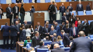 Стигна се до ръкопашна схватка в Народното събрание, в мелето се включи и Пеевски