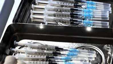 Ваксините на Pfizer и Moderna са 94% ефективни срещу хоспитализация на хора над 65 г.