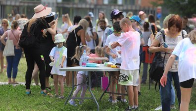 Забавно и пъстро: "Фестивал на цветовете" събра малки и големи в София