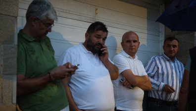 Неизвестни извеждат хора на Ахмед Доган от Сараите му в "Бояна"