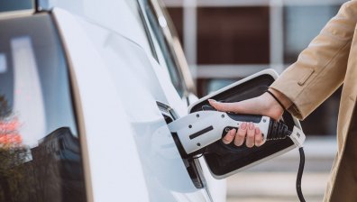 Връчиха първите договори за бързи зарядни центрове за електромобили у нас