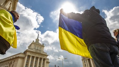 Украински знамена посрещнаха Кулеба в Триъгълника на властта