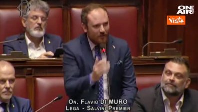 Италиански депутат предложи брак на любимата си в парламента (+Видео)
