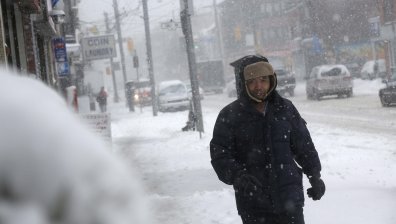 Част от Канада е парализирана, армията помага в разчистването на снега