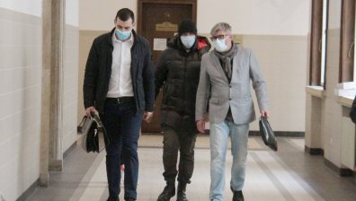 Андре Токев се скри от обективите в съда с маска и шапка