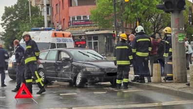 Катастрофа между коли в София спря движението на трамваи