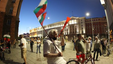 74-и ден на протести: Два палаткови лагера в Триъгълника на властта