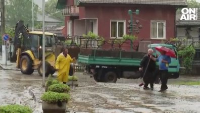 Воден Ад в Правец: Река преля, заля улици и къщи