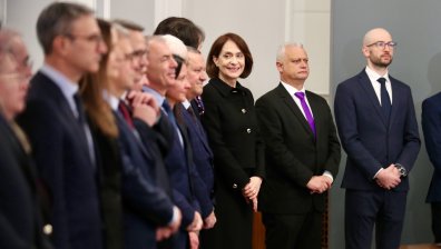 Новият служебен кабинет прие властта от вече бившето редовно правителство (СНИМКИ)