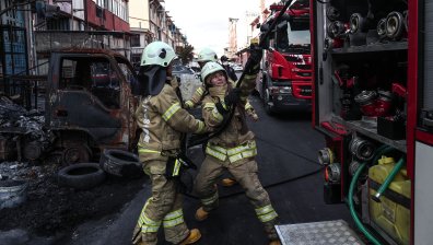 Голям пожар бушува в цех в Истанбул, шестима са пострадали