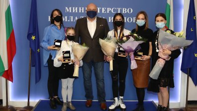 Кралев награди медалистките от Европейското по художествена гимнастика