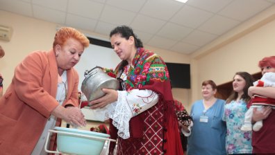 С ритуал по "миене на ръце" отбелязаха в Първа САГБАЛ "Света София" Деня на родилната помощ
