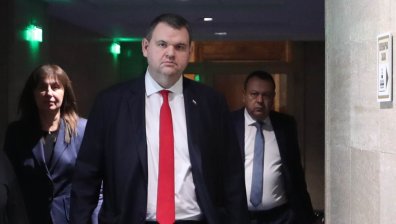 Пеевски: Денков да отговори чии интереси пази
