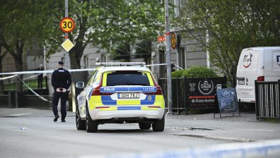 Трамвай в Швеция дерайлира и се вряза в пицария